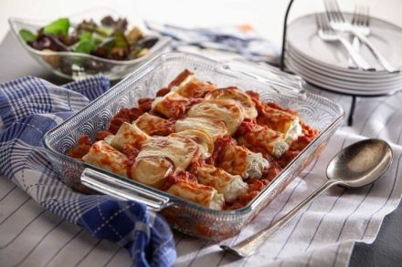 🍝 Pieczone Manicotti z Sosem Marinara, Wędzoną Mozzarellą i Włoskimi Klopsikami 🧀🍅 Szukasz idealnego dania, które zachwyci całą rodzinę? 😋 Ten przepis na manicotti z wędzoną mozzarellą, soczystymi włoskimi klopsikami i aromatycznym sosem marinara to strzał w dziesiątkę! ⚡