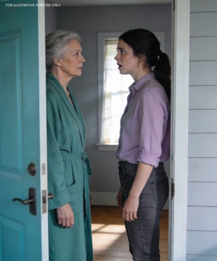 Wylatywałem w podróż służbową, kiedy mój lot został odwołany. Wróciłem wcześniej do domu i otworzyłem drzwi nieznajomej, która miała na sobie mój szlafrok. Uśmiechnęła się i zapytała: „Jesteś agentem nieruchomości, prawda?”. Skinąłem głową i wszedłem do środka.