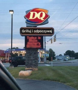 Restauracja Dairy Queen wpadła w kłopoty z powodu tego kontrowersyjnego szyldu. Najgorsze? Właściciel odmawia przeprosin. (Szyld można zobaczyć w pierwszym komentarzu.)