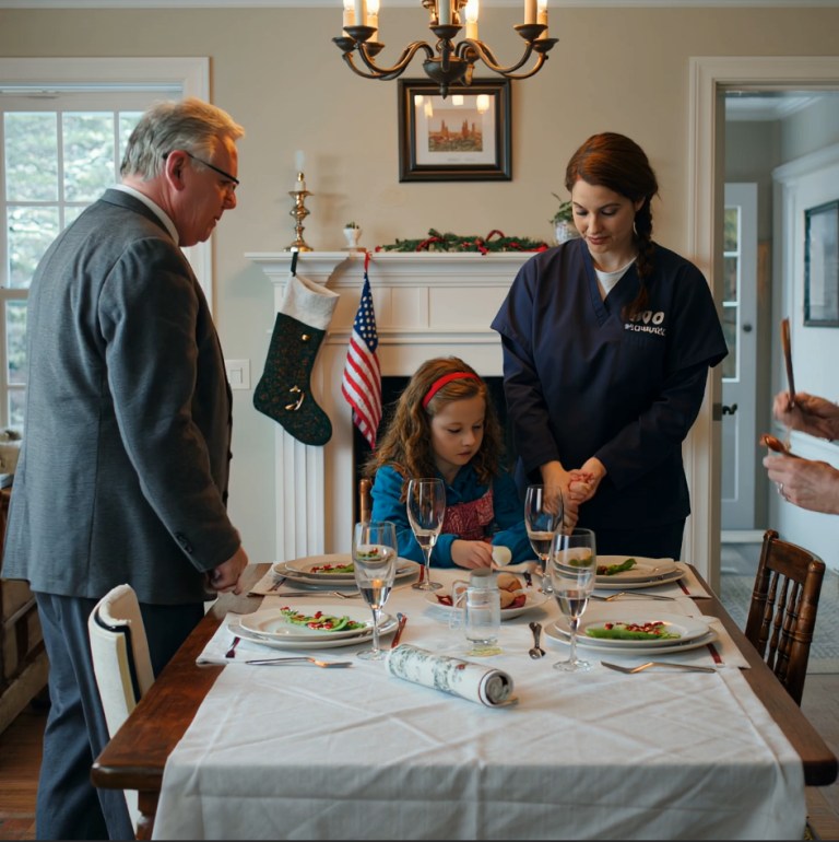 Mój ojciec zepchnął moją dziesięcioletnią córkę z krzesła przy świątecznym stole, warknął, że to krzesło jest dla jego „prawdziwej” wnuczki, i pomimo czternastu członków rodziny nikt się nie ruszył – więc nie krzyczałam, nie błagałam, tylko wypowiedziałam cztery ciche słowa, które sprawiły, że moja matka upuściła kieliszek z winem, a ojciec zbladł, bo przez lata wszystko dokumentowałam, a Boże Narodzenie było nocą, w którą w końcu przestałam prosić o to, by być włączoną.