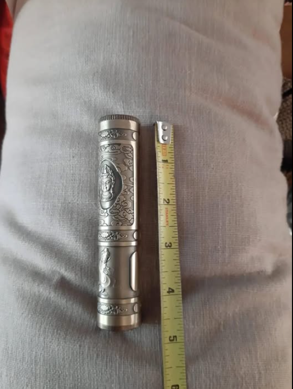 Dziwny mosiężny przedmiot znaleziony na pchlim targu nie był tym, czym się wydawał