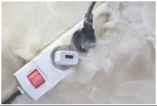 Ładowarka podłączona do gniazdka: realne ryzyko